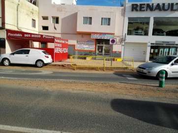 La calle Maestro Nacional, principal vía de El Calero, cubierta parcialmente por el barro (Foto TA)