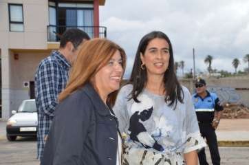 La delegada del Gobierno (d), con la alcaldesa de Telde, el pasado domingo en Salinetas (Foto TA)