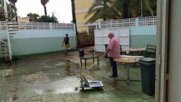 Antonio Moreno, presidente del CB Remudas, limpia la Casa del Deporte (Foto TA)