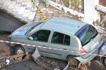 Imagen de un vehículo dañado por las lluvias en La Garita (Foto TA)