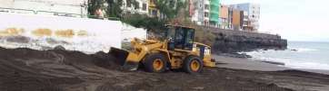 El tractor cedido por San Bartolomé de Tirajana, esta tarde sobre la arena de La Garita (Foto TA)