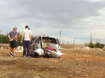 Coche que fue arrastrado por la riada (Foto TA)