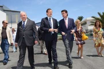 Mariano Rajoy (c.), en una visita anterior a Salinetas junto a José Manuel Soria (Foto TA)