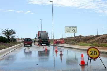 Intervención de Aguas de Telde en la red de saneamiento de la zona (Foto TA)