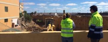 Trabajos de destaponamiento en el barranco que da a la playa de Melenara (Foto TA)