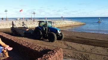 Tractor trabajando en la arena de la playa de Melenara (Foto TA)