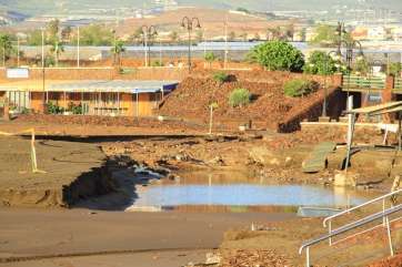 Imagen de la playa de Melenara tras los efectos de las últimas trombas de agua (Foto Luis López)