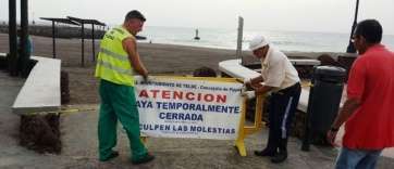 Retirada de vallas, esta mañana en Melenara (Foto TA)