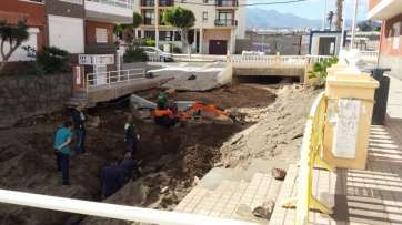 Trabajos de Vodafone en la playa de Salinetas (Foto TA)