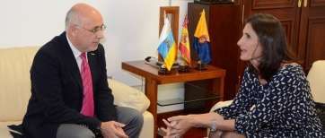 La consejera de Turismo del Gobierno canario, María Teresa Lorenzo, charla con el presidente del Cabildo, Antonio Morales (Foto Acfi Press)
