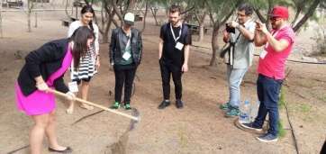 Jóvenes del intercambio en la plantación de tarajales en la playa de Melenara (Foto TA)
