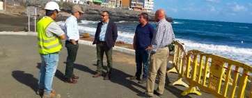 El concejal con técnicos y el jefe de la Demarcación de Costas en Canarias, en la playa de La Garita (Foto TA)