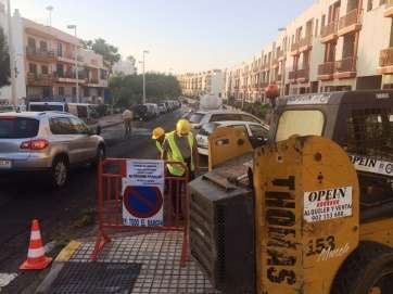 Vehículos impidiendo el trabajo en Américo Vespucio (Foto TA)