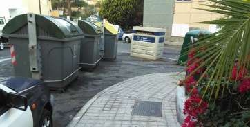 Contenedores de basura ya limpios, esta mañana, en el tramo final de la calle Gloria, en La Herradura (Foto TA)