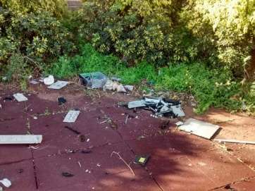 Suciedad acumulada en el parque infantil de El Cascajo de Jinámar (Foto TA)