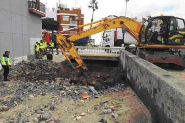 Intervención en el barranco que desemboca en la playa de Salinetas (Foto TA)