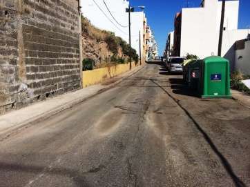 Limpieza en la calle Fray Luis de León, desde donde el agua cae en cascada a la calle Finlandia (Foto TA)