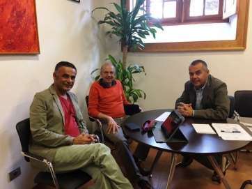 El concejal de Playas, Álvaro Monzón, se reunió con representantes vecinales de Tufia (Foto TA)