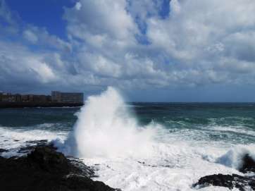 Imagen de archivo de temporal en la costa de Telde (Foto TA)