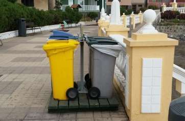 Las islas ecológicas han sido retiradas de la arena ante el previsible temporal (Foto TA)