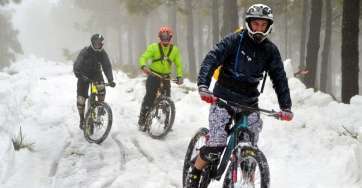 Grupo de ciclistas en la cumbre grancanaria, este mediodía (Foto Antonio Alí)