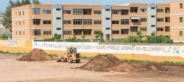 Tractor retirando la tierra acumulada en el antiguo campo de fútbol de Melenara (Foto Antonio Recio)
