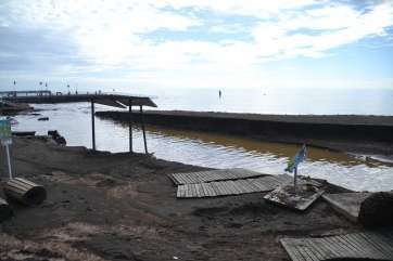 Imagen de archivo de los destrozos que el temporal de agua causó a la playa de Melenara (Foto TA)