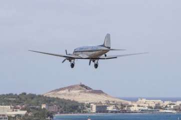 Vista trasera de un avión DC-3 ZS-NTE sobrevolando el Aeropuerto de Gando (Foto Antonio Rodríguez)