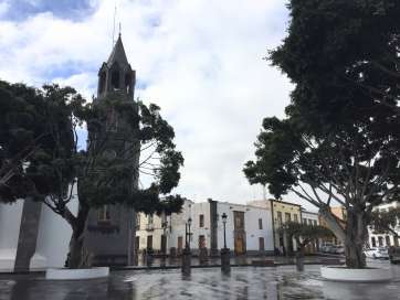 La plaza de San Juan, sin gente y con sus baldosas más que mojadas (Foto TA)