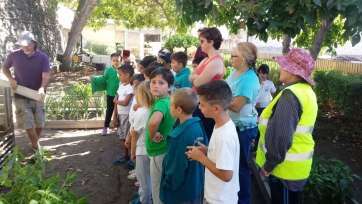 Un grupo de escolares de Telde durante una de las sesiones del programa de Huertos Escolares (Foto TA)