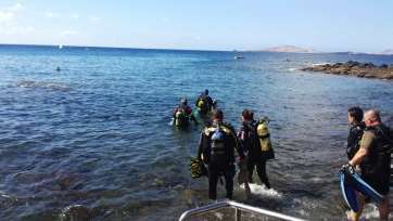 Los buceadores de Letisub y Gran Azul, entrando al agua el pasado sábado en Taliarte (Foto TA)