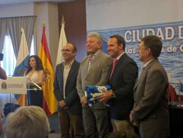 El concejal Eloy Santana recibe las tres enseñas azules en un acto celebrado en la capital grancanaria (Foto TA)