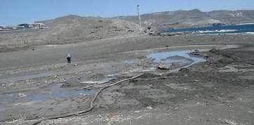 Imagen de uno de los charcos con aguas residuales sobre la playa de Bocabarranco (Foto TA)