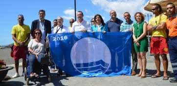 Foto de familia de los asistentes al izado de la bandera azul (Foto TA)