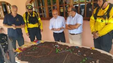Antonio Morales, contemplando una maqueta de actuación contra el fuego (Foto TA)