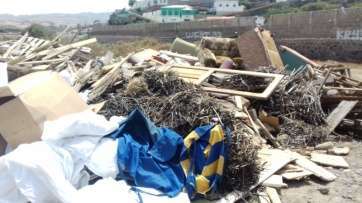 Material depositado para la gran hoguera de San Juan (Foto TA)