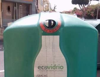 Contenedor de vidrio junto al parque de San Juan (Foto TA)