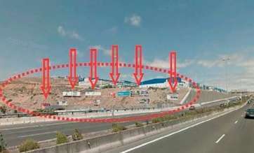 Vallas colocadas junto al polígono industrial Ajimar (Foto C7)
