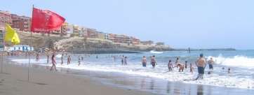 Bandera roja en el extremo sur de Melenara, indicando la peligrosidad de esta zona (Foto Antonio Rico)