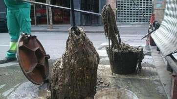 La obstrucción de las canalizaciones, uno de los efectos causados por las toallitas arrojadas al WC (Foto Hidrogea)