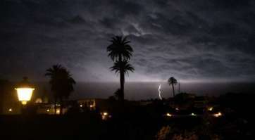 Imagen de un rayo sobre el cielo de Telde captada desde el núcleo histórico de San Francisco (Foto Susi Oliva)