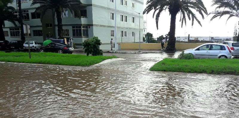 La calle de Américo Vespucio, anegada de agua esta mañana tras el fuerte chaparrón (Foto TA)