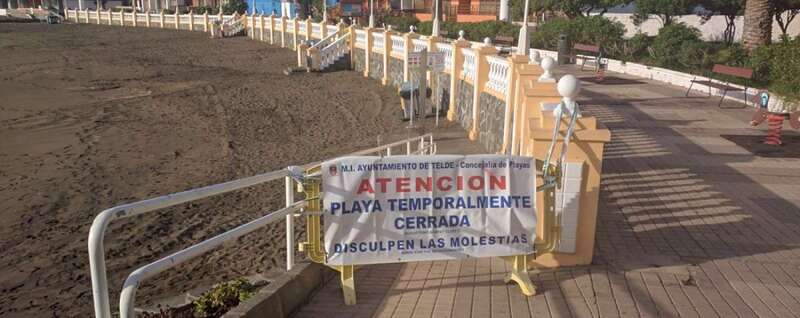 Imagen de la playa de Salinetas, aún cerrada al baño como consecuencia de un vertido de aguas fecales (Foto TA)