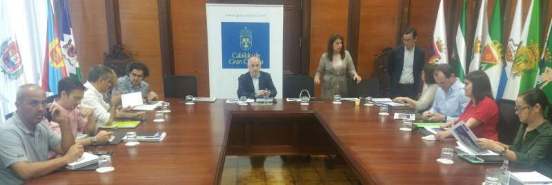 La alcaldesa Carmen Hernández y el concejal de Urbanismo, Pablo Rodríguez, en la reunión de este viernes en el Cabildo (Foto TA)