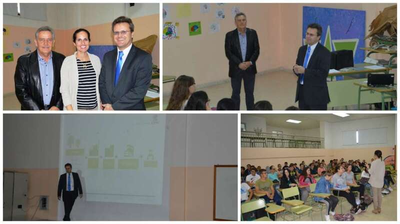 Diferentes momentos de la charla de esta mañana en el IES Casas Nuevas (Foto Ta)