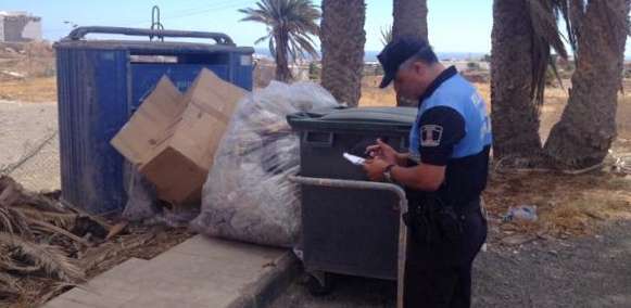 Un agente de la Policía Local levanta un acta al detectar un vertido ilegal de basura (Foto TA)