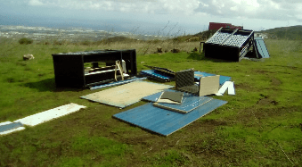 Imagen de las máquinas expendedoras abandonadas en el paraje natural de Rosiana (Foto TA)