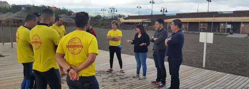 La concejala y personal de su delegación con socorristas de Proactiva (Foto TA)