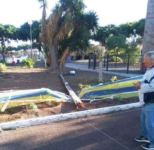 El poste de madera caído (Foto TA)