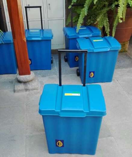 Imagen de los contenedores de reciclaje de la Casa-Museo (Foto TA)